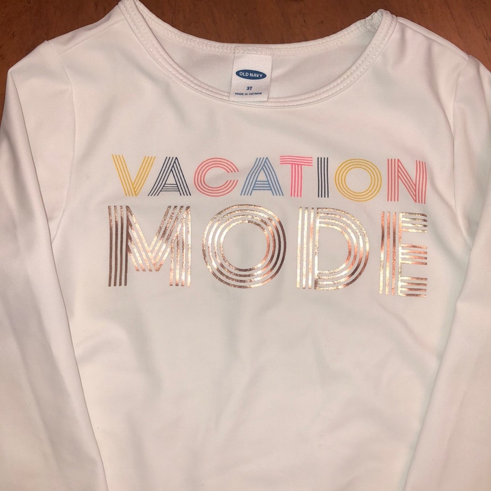 2 Rashguards The Honest Company & Old Navy - Picture 5 of 7